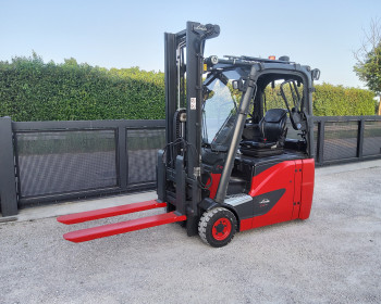 Linde E16H-02 con forche telescopiche Linde