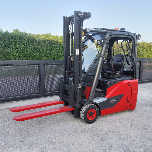 Linde E16H-02 con forche telescopiche