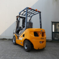 UN Forklift FD25T - 5