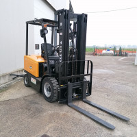 UN Forklift FB25 - 1