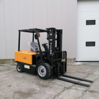 UN Forklift FB35 - 3