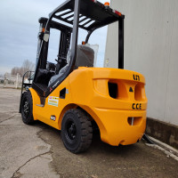 UN Forklift FD35 - 6