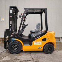 UN Forklift FD25T - 1