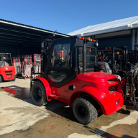 UN Forklift FD25T 4WD - 1