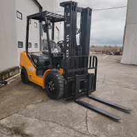 UN Forklift FD35 - 1